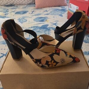 Beautiful Flowered Heels Size 9 NWT Brand New